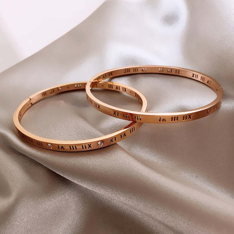 Roman Numeral Titanium Steel Bracelet – Unisexe Bangle | Syleane