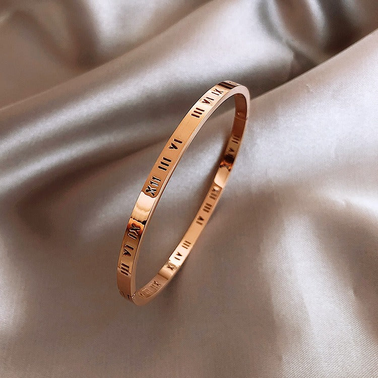 Roman Numeral Titanium Steel Bracelet – Unisexe Bangle | Syleane