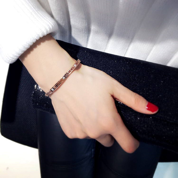 Roman Numeral Titanium Steel Bracelet – Unisexe Bangle | Syleane