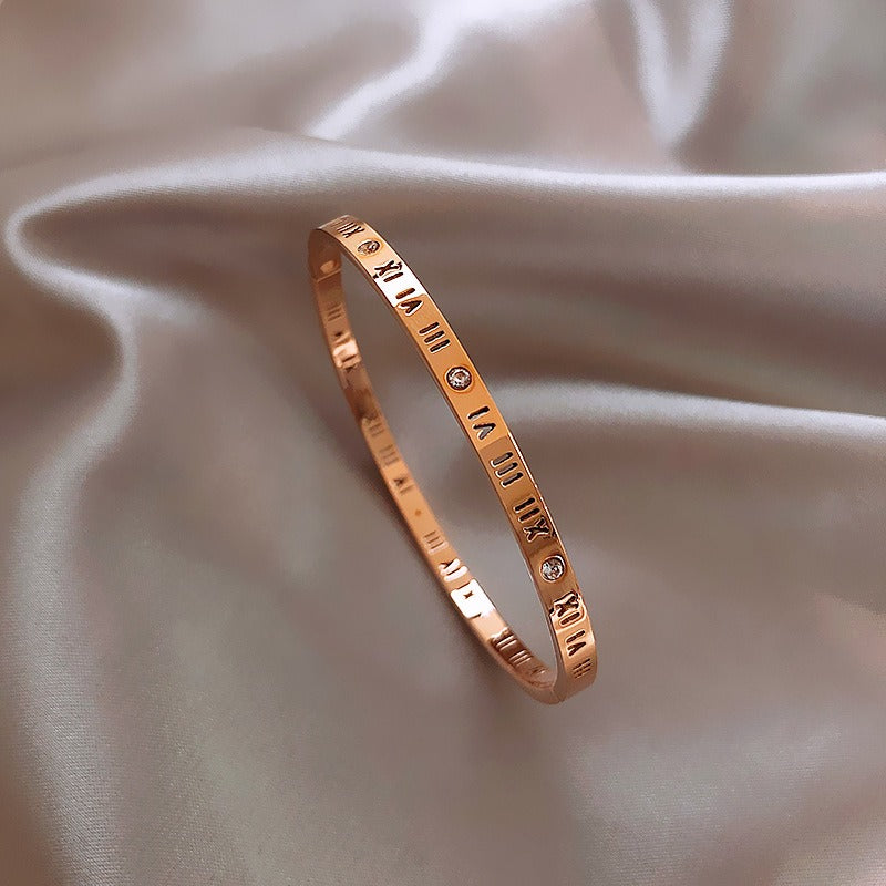 Roman Numeral Titanium Steel Bracelet – Unisexe Bangle | Syleane